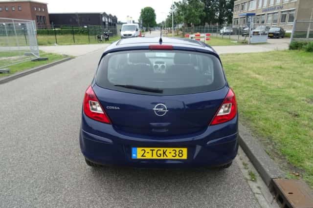 Opel Corsa (2010) thumbnail 4