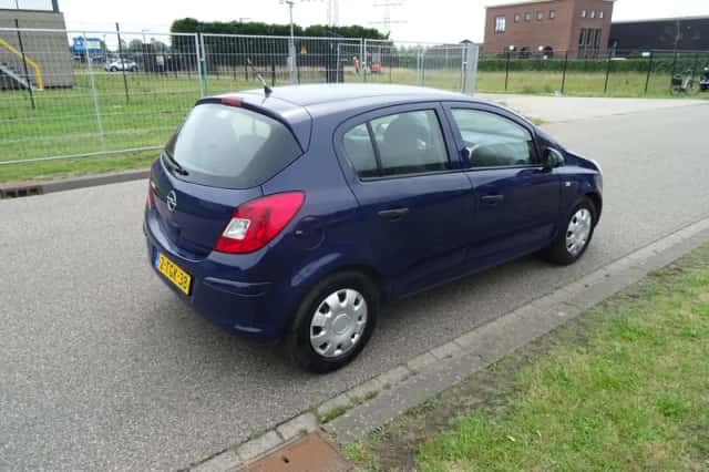 Opel Corsa (2010) thumbnail 5