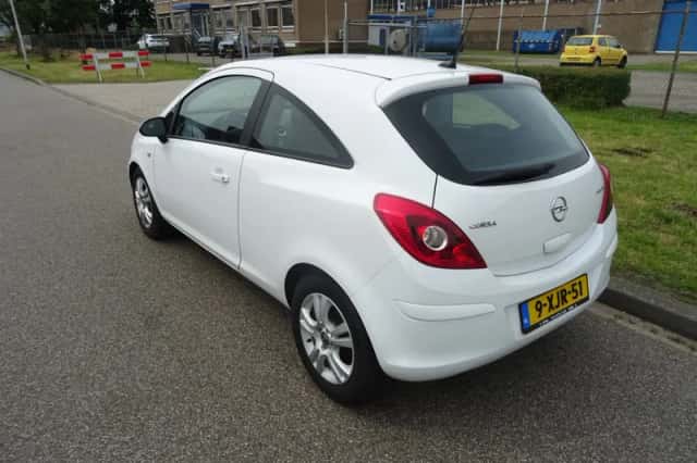 Opel Corsa (2014) thumbnail 3