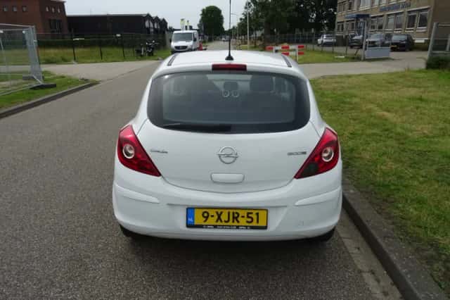 Opel Corsa (2014) thumbnail 4