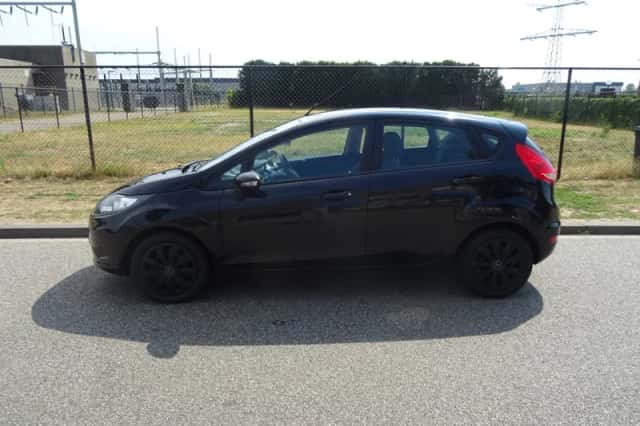 Ford Fiesta (2011) thumbnail 2