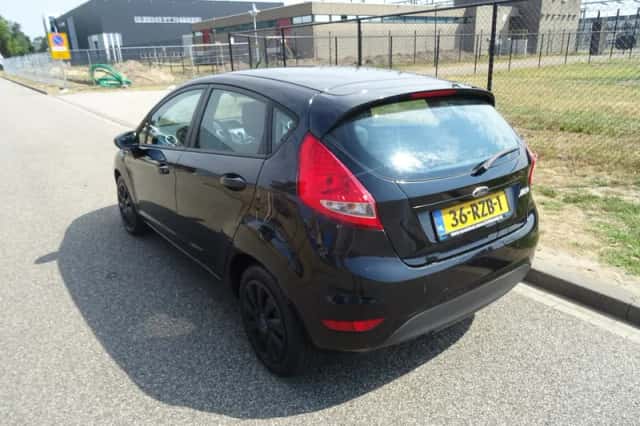 Ford Fiesta (2011) thumbnail 3