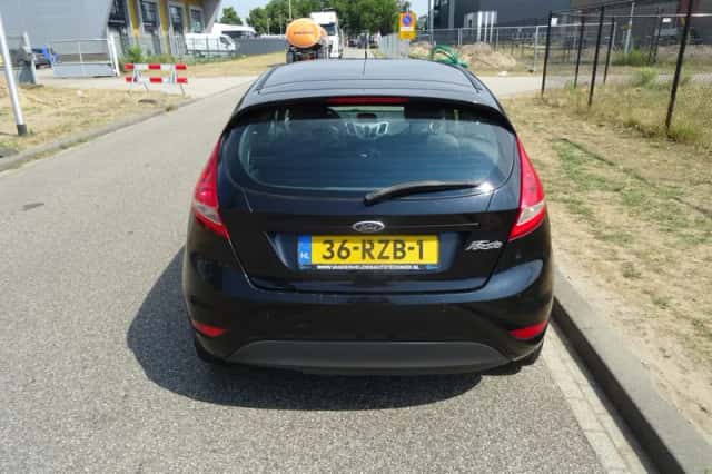 Ford Fiesta (2011) thumbnail 4