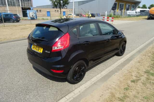 Ford Fiesta (2011) thumbnail 5