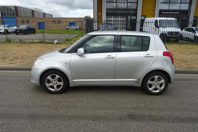 Suzuki Swift (2005) thumbnail 2