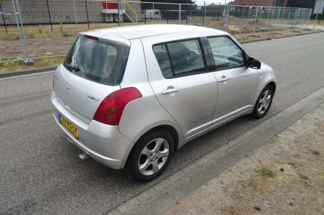 Suzuki Swift (2005) thumbnail 5