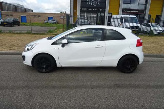 Kia Rio (2012) thumbnail 2