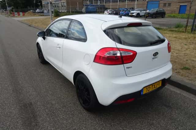 Kia Rio (2012) thumbnail 3