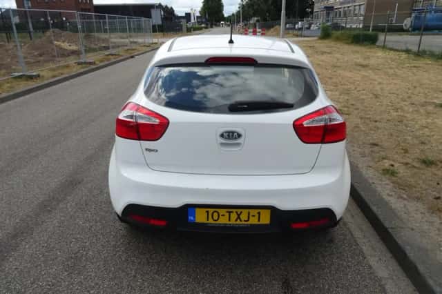 Kia Rio (2012) thumbnail 4
