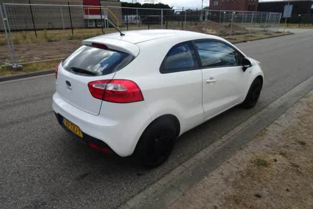 Kia Rio (2012) thumbnail 5