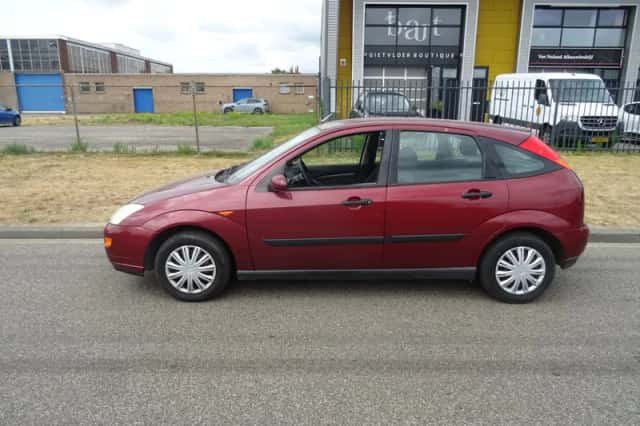 Ford Focus (2000) thumbnail 2