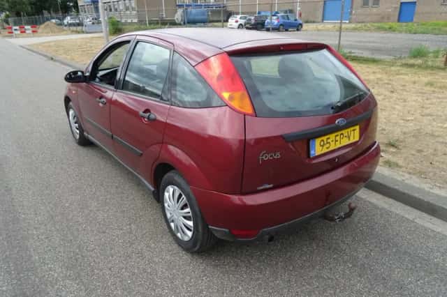 Ford Focus (2000) thumbnail 3