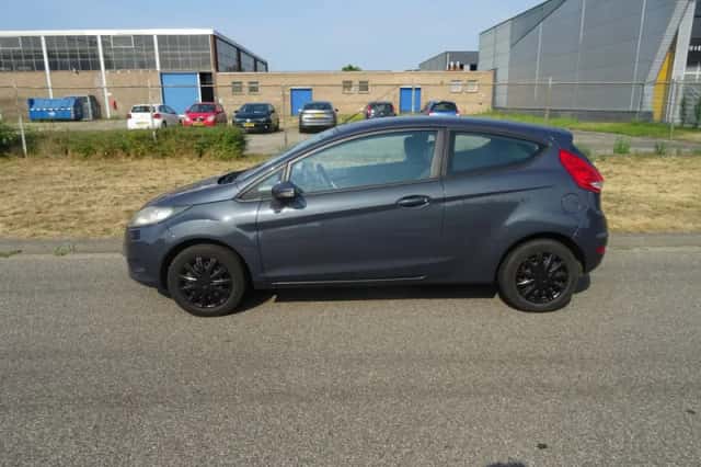 Ford Fiesta (2011) thumbnail 2