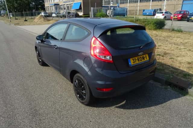 Ford Fiesta (2011) thumbnail 3