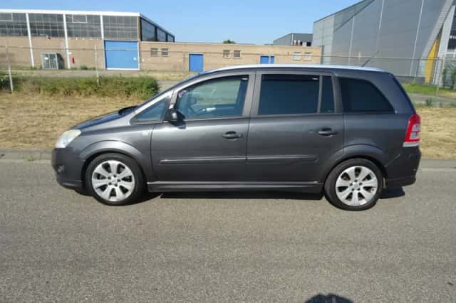 Opel Zafira (2009) thumbnail 2
