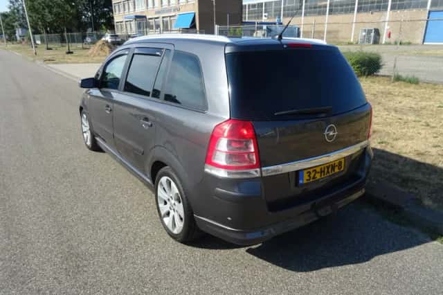 Opel Zafira (2009) thumbnail 3