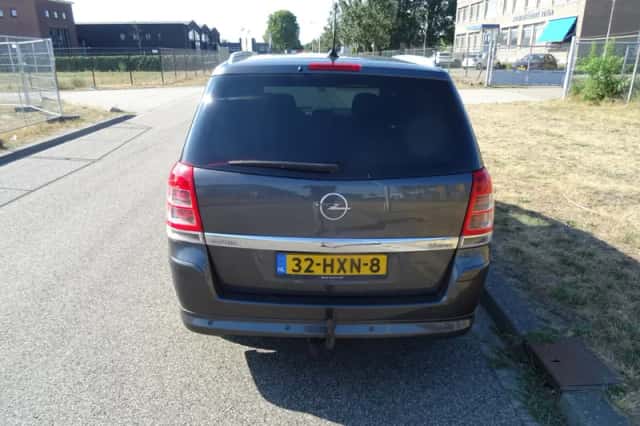 Opel Zafira (2009) thumbnail 4