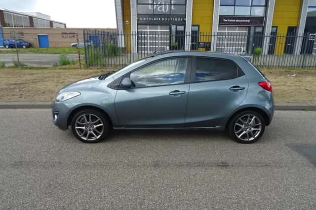 Mazda 2 (2012) thumbnail 2
