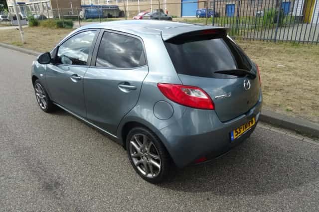 Mazda 2 (2012) thumbnail 3