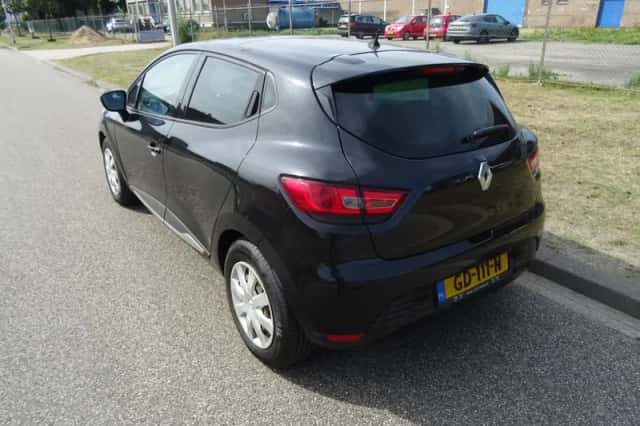 Renault Clio (2015) thumbnail 3