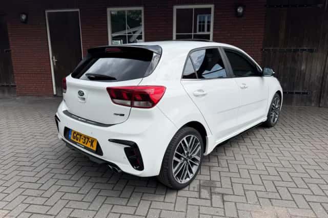 Kia Rio (2018) thumbnail 3