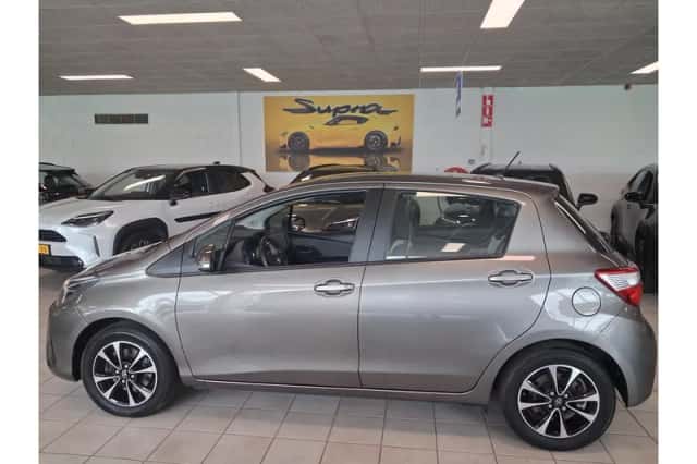 Toyota Yaris (2017) thumbnail 3
