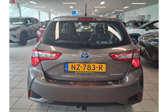 Toyota Yaris (2017) thumbnail 5