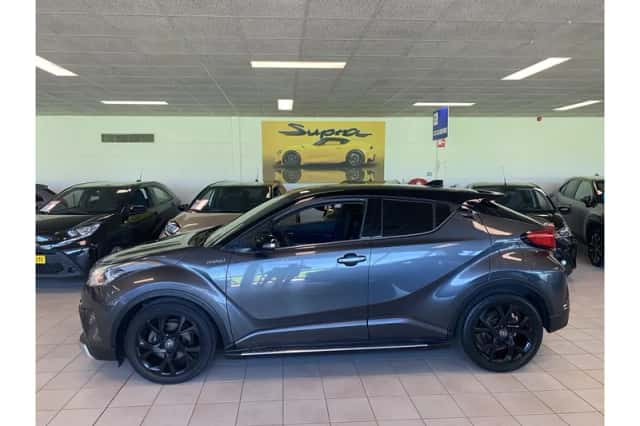 Toyota C-HR (2018) thumbnail 3
