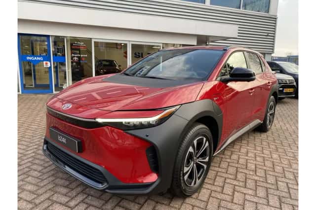Toyota bZ4X (2025) thumbnail 3