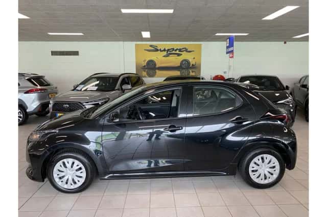 Toyota Yaris (2021) thumbnail 3