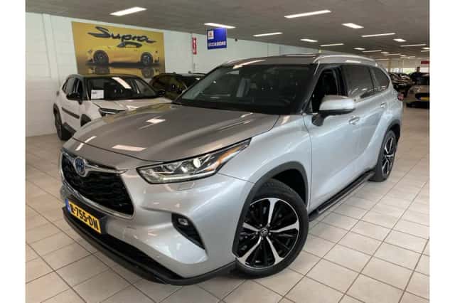Toyota Highlander (2022) thumbnail 2