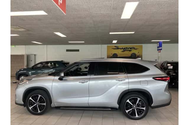 Toyota Highlander (2022) thumbnail 4
