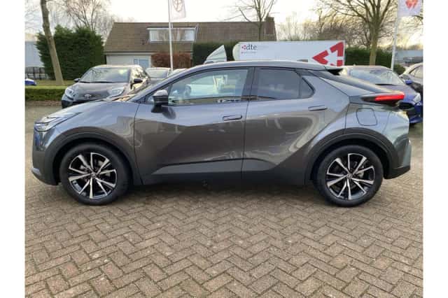 Toyota C-HR (2024) thumbnail 2