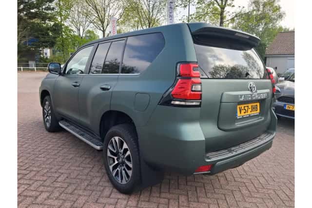 Toyota Land Cruiser (2024) thumbnail 3