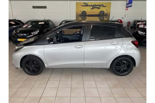 Toyota Yaris (2016) thumbnail 2