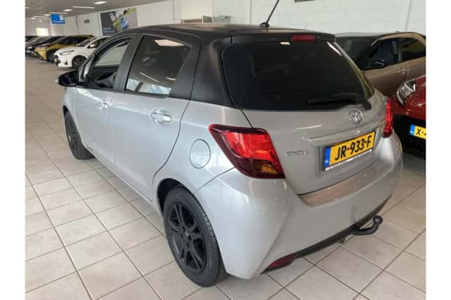 Toyota Yaris (2016) thumbnail 3