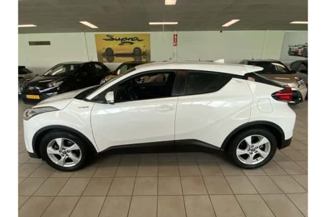 Toyota C-HR (2017) thumbnail 2