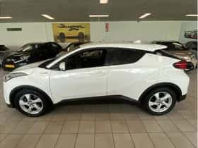 Toyota C-HR (2017) thumbnail 2