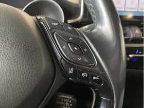 Toyota C-HR (2017) thumbnail 16