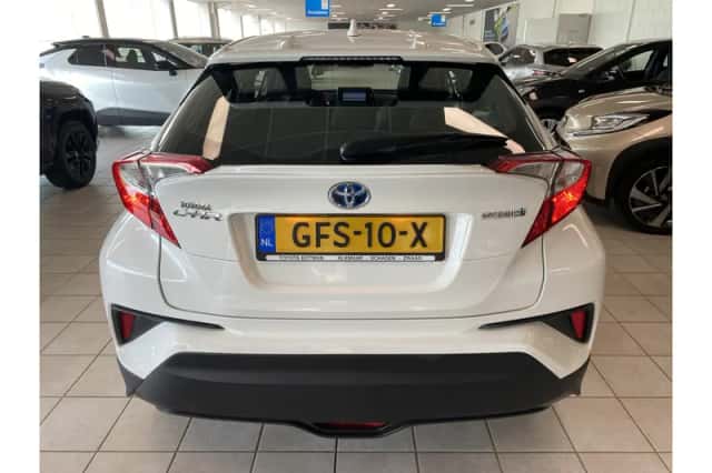 Toyota C-HR (2017) thumbnail 4