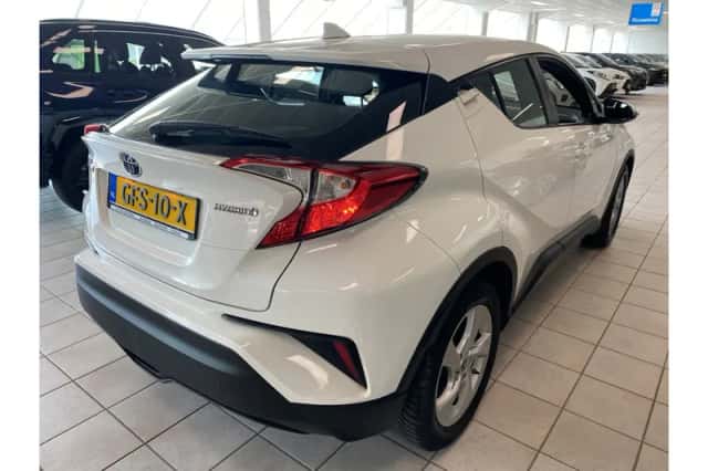 Toyota C-HR (2017) thumbnail 6