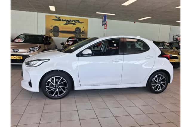 Toyota Yaris (2021) thumbnail 3