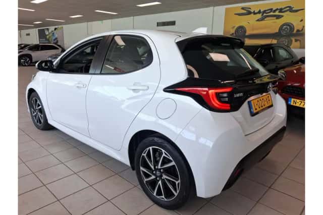 Toyota Yaris (2021) thumbnail 4