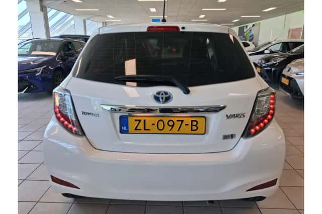 Toyota Yaris (2014) thumbnail 5