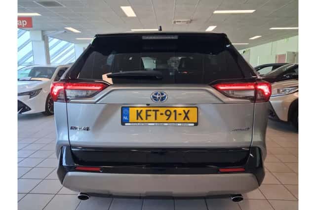 Toyota RAV4 (2023) thumbnail 5