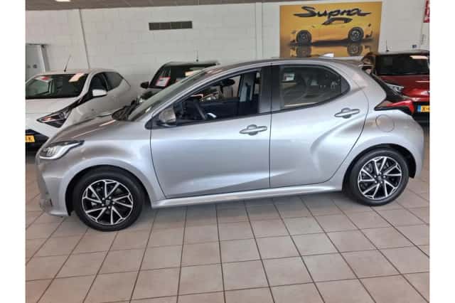 Toyota Yaris (2022) thumbnail 3