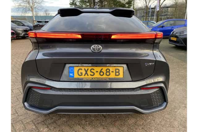 Toyota C-HR (2024) thumbnail 4