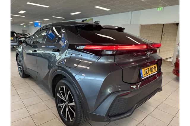 Toyota C-HR (2024) thumbnail 4