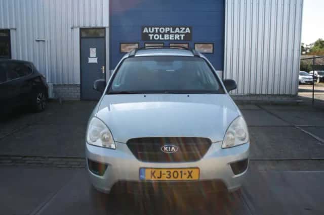 Kia Carens (2009) thumbnail 2