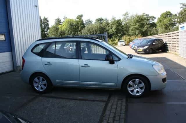 Kia Carens (2009) thumbnail 4